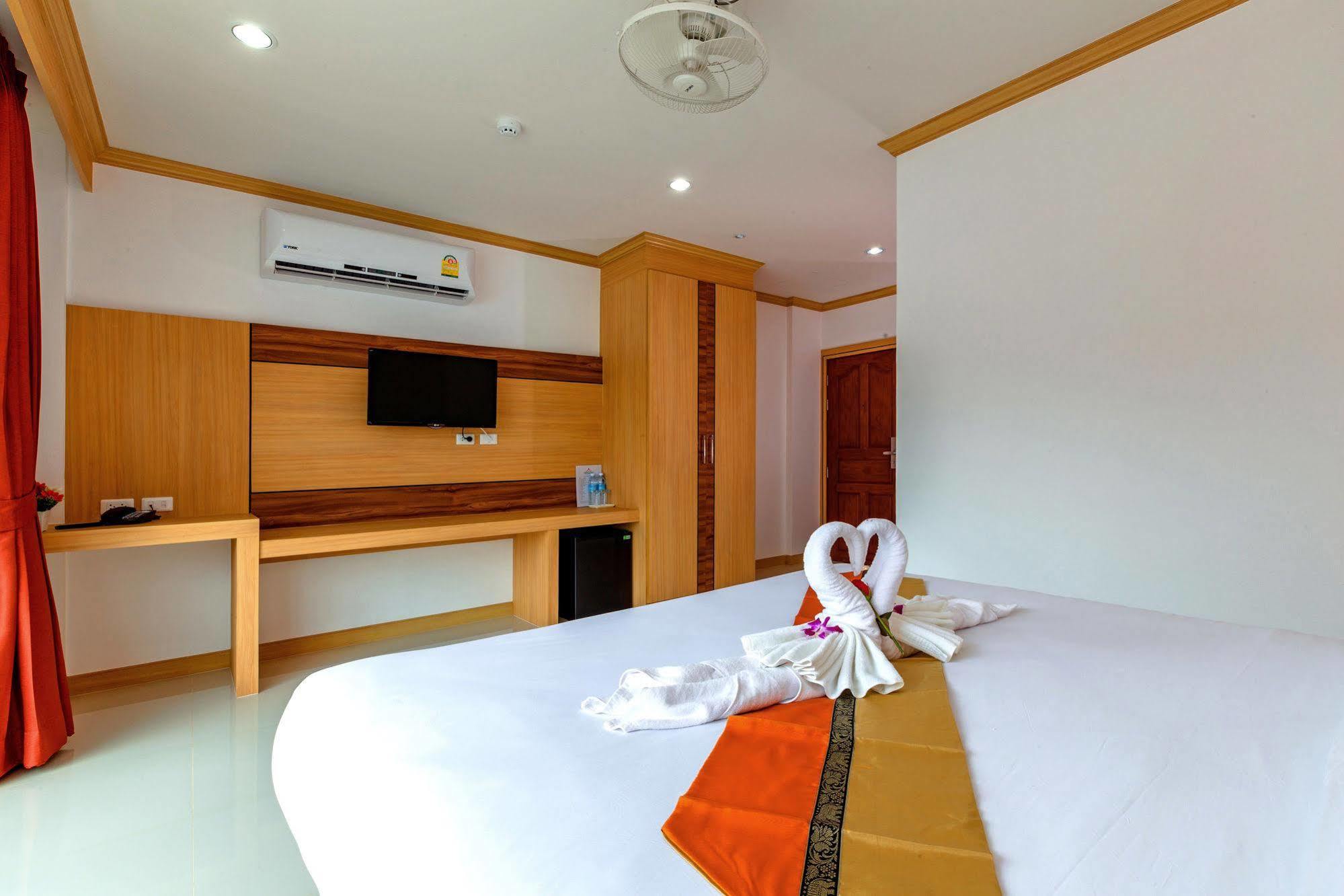 Phusita Hotel - Sha Certified Patong Eksteriør bilde